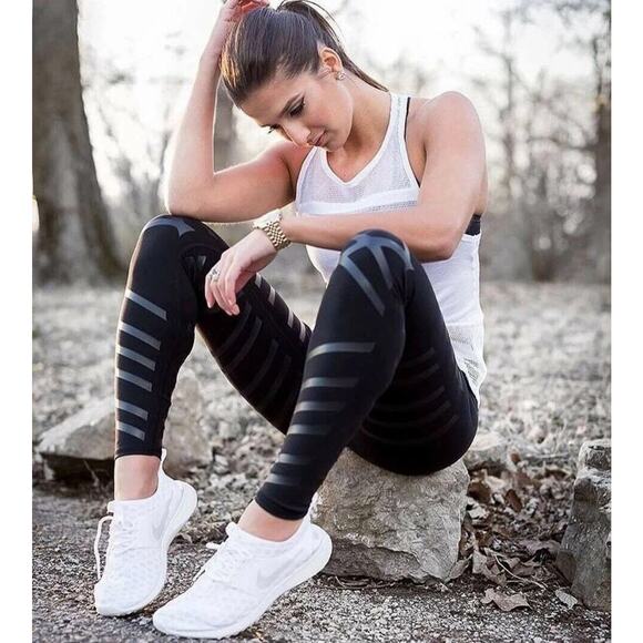 ALO YOGA | Airbrush Black Lineal Diagonal Stripe Leggings | Hailey Bieber | Sz M - Picture 10 of 10